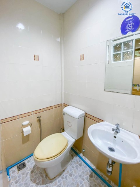 ทาวน์เฮ้าส์มือสองย่านนนทบุรี ม. นวรัตน์ บางกรวย-ไทรน้อย หลังมุม! เนื้อที่ 36.6 ตร.ว. ฟังก์ชัน 2 ห้องนอน 2 ห้องน้ำ บ้านสวยพร้อมอยู่ เป็นส่วนตัว พร้อมต่อเติมหลังคาหน้าบ้าน บนทำเลดี เชื่อมต่อถ.กาญจนาภิเษก ใกล้รถไฟฟ้าสายสีม่วง "สถานีตลาดบางใหญ่" และทางด่วน "กาญจนาภิเษก"